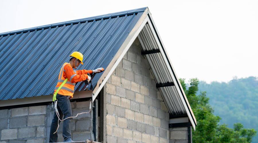 Professional gutter cleaning in Danbury, IA